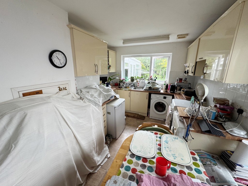 Lot: 152 - THREE-BEDROOM BUNGALOW FOR REFURBISHMENT AND REPAIR - Kitchen